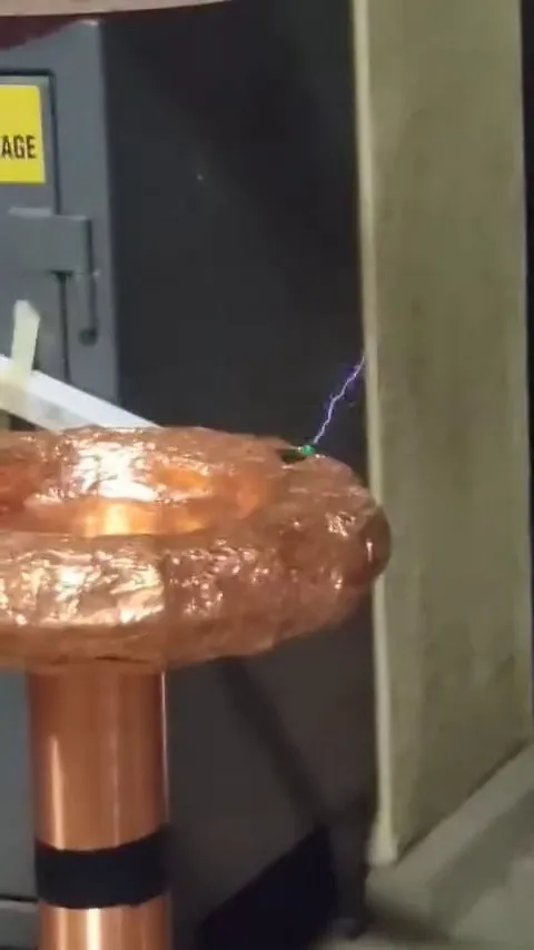 DRSSTC producing visible sparks.